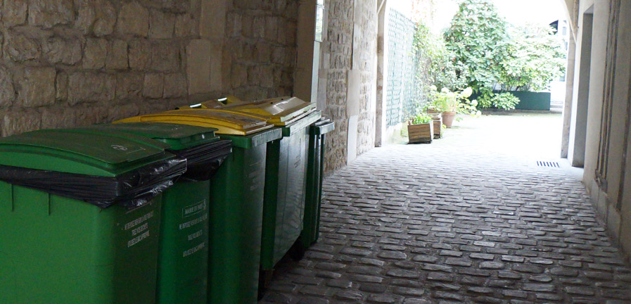 hall avec poubelles